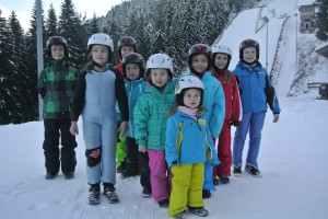 Unterstützung für den Ski-Nachwuchs Kinder aus den DSV-Kooperationen freuen sich über die Helme von INTERSPORT Quelle www.sicher-im-schnee.de