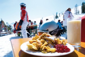 Genuss beim Kaiserschmarren. Foto: Skijuwel Alpbachtal Wildschoenau