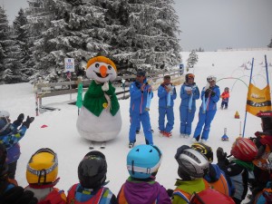 Tagsüber Skikurs, am Nachmittag und Abend Papa oder Mama: Kinderskikurse sorgen dafür, dass Alleinerziehende im Skiurlaub auch selber zum Skifahren kommen.