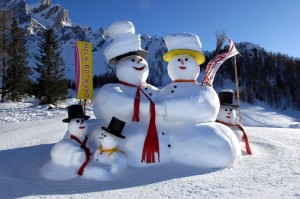 Riesenschneemänner im Skigebiet Sextner Dolomiten. Foto: TVB Hochpustertal/ H.Rier