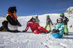 Spaß im Schnee. Foto: Pinguin BOBO’s Kinder-Club®/eye5/Daniel Zangerl