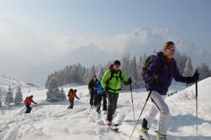 Generationenübergreifender Genuss: Beim Tourengehen kommen alle Familienmitglieder voll auf ihre Kosten. Foto: Outdoor Club