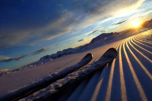 Skifahrer beim Sonnenaufgang in den Trentiner Dolomiten. Foto: Pierluigi Orler 