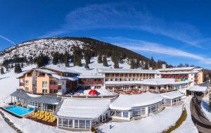 Hingucker und Erholungs-Tempel für die ganze Familie: Das mit fünf Kinderhotel-Smileys dekorierten Vier-Sterne-Hotel der Inhaber-Familie Mayer wurde mehrfach ausgezeichnet. Foto: Kinderhotel Oberjoch