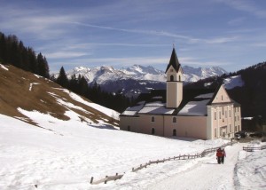 Eine gemütliche Wanderung zum Kloster Maria Waldrast lockt ins Gebiet der Serlesbahnen Mieders im Stubaital. Foto: Serlesbahnen Mieders