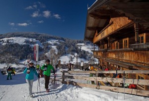 Skifahrer beim Riedlhof in Oberau in der Wildschönau. Foto: Kunz PR