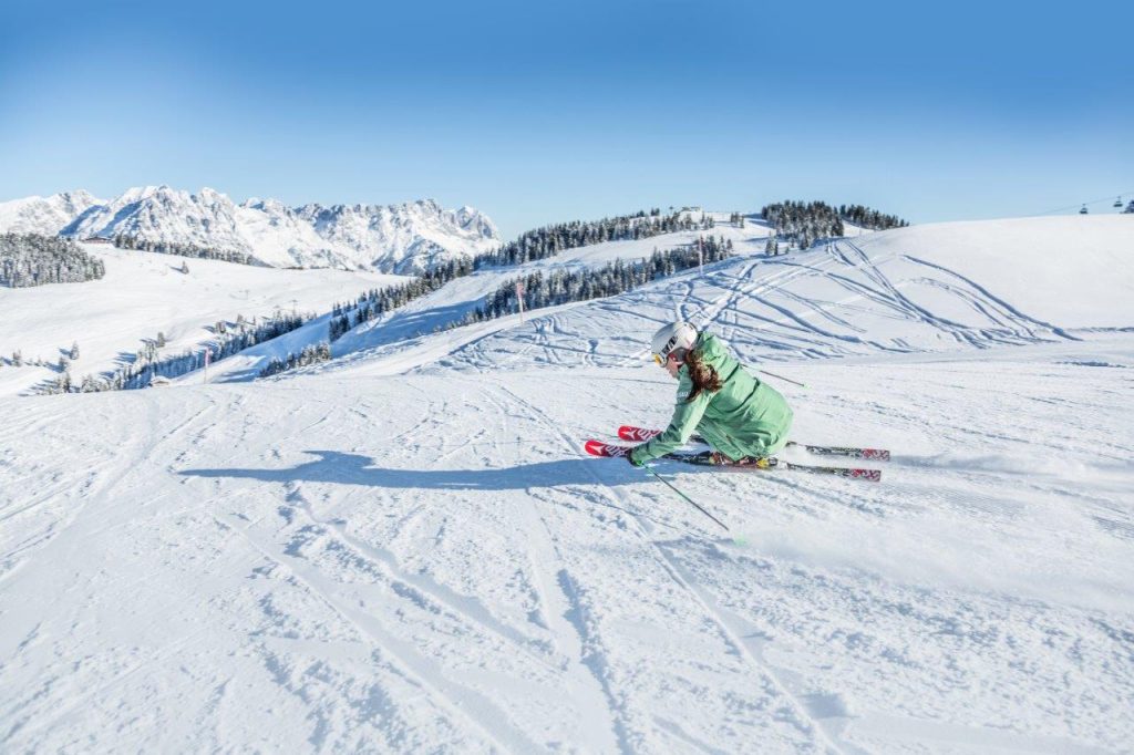 Piste mit frischem Puder: Auf in die Kitzbüheler Alpen. Foto: Mirja Geh Read more https://kunz-pr.com/kitzbueheler-alpen_skisafari-schneesicher/