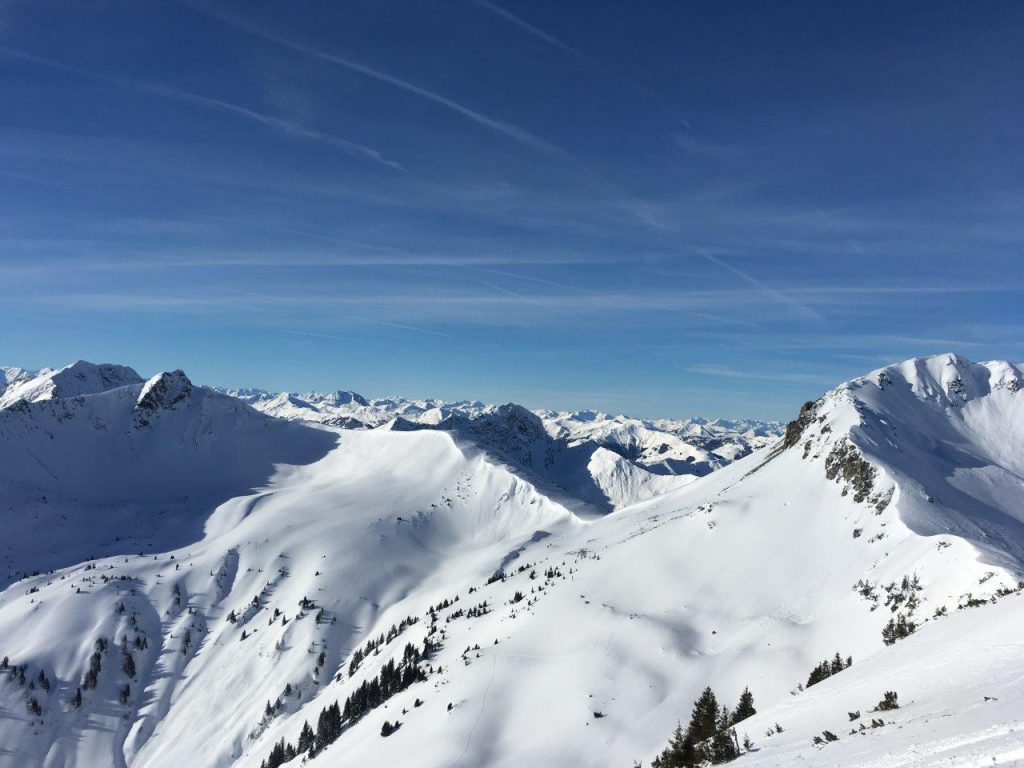 Ist dieser Rundblick nicht herrlich? Nur blöd, wenn dir hinten einer die Ski wegnimmt...