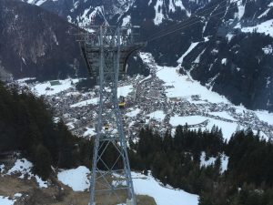 Die Fahrt mit der Penkenbahn an sich ist schon ein Riesenerlebnis! 8 Minuten und 1500 Höhenmeter an der Dreiseil-Umlaufbahn.