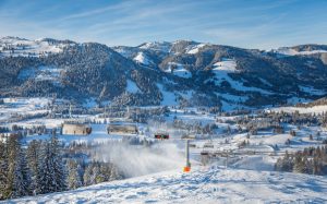 Das Skigebiet Oberjoch (Allgäu) war 2015 Wegbereiter für die gesamte Branche: Der Neubau einer 8er-Hochgeschwindigkeits-Sesselbahn mit Abdeckhauben, Sitzheizung und Kindersicherung war bis dahin in Deutschland einmalig. Fotos: Bergbahnen Hindelang-Oberjoch/Bad Hindelang Tourismus